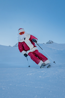 Weihnachtsmann auf den Skipisten von Tignes
